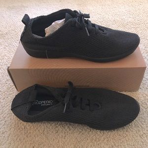 Arcopedico Women’s LS lace up shoe in Black. Good arch support, good for travel